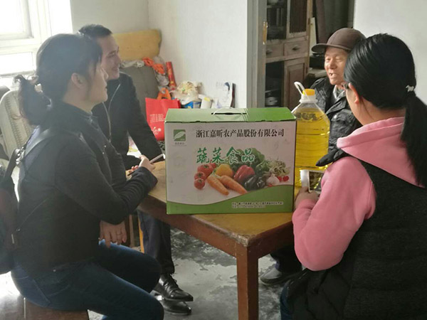 1498100207239036.jpg 201703黨員志愿服務=慰問社區(qū)困難群眾.jpg