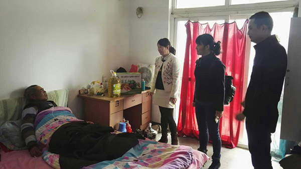 1498100212165334.jpg 201703黨員志愿服務=慰問社區(qū)困難群眾1.jpg