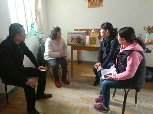 1498100216100494.jpg 201703黨員志愿服務=慰問社區(qū)困難群眾2.jpg