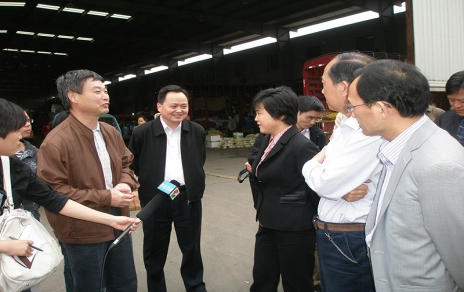 2011年5月,嘉興市長(zhǎng)魯俊一行蒞臨市場(chǎng)視察菜籃子工作