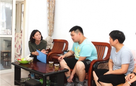 結對社區(qū)困難家庭，持續(xù)開展資助助學